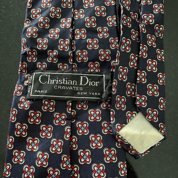 Classy and timeless Christian Dior tie. - Picture 3 of 8